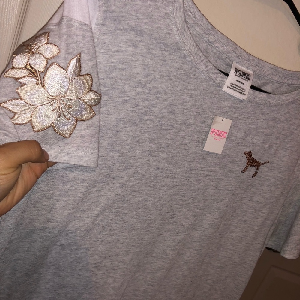 BRAND NEW W TAGS VS Pink tee